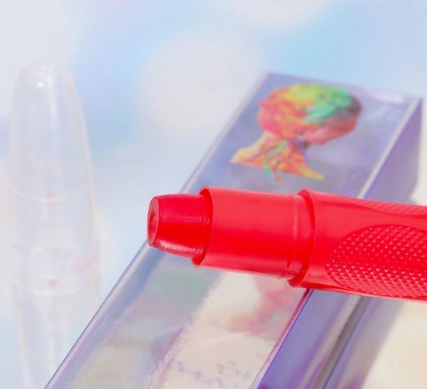 Фото Мелок в форме карандаша для волос яркий красный, 1шт - магазин  "Домик Принцессы"