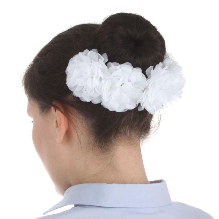 Фото Гребень цветочный белый с маленькими стразинками для невесты - магазин  "Домик Принцессы"