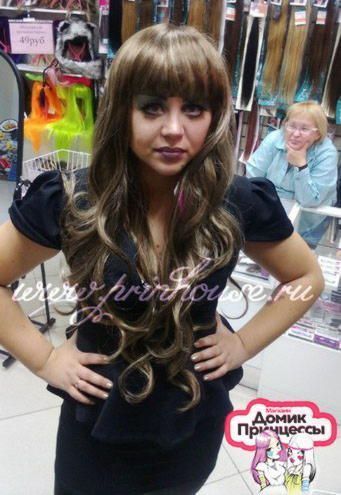 Фото Парик из искусственных волос с челкой в локонах цвет 10 русый - магазин  "Домик Принцессы"