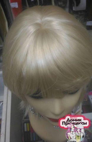 Фото Парик искусственный средней длины с челкой Цвет 613 Блонд - магазин  "Домик Принцессы"
