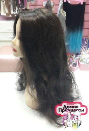 Фото Парик из искусственных волос с прямым пробором легкие локоны цвет шоколад 6 - магазин  "Домик Принцессы"